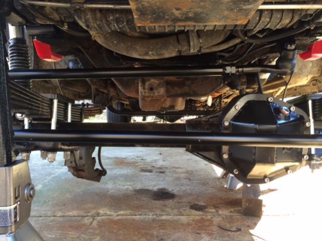 Custom fabricated drag link and tierod, notice how level drag link is, which minimizes bump steer. Tie rod now offers 3" more ground clearance IMG 0934pass side steering center view