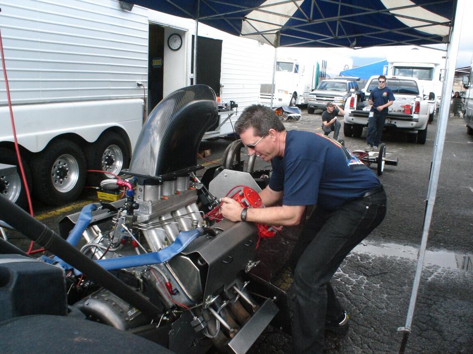 A fueler, tom working on mags