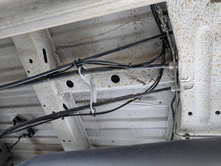 MS 04
VtSoundman's van, showing vent tubing disappearing into frame rail in the middle of the van